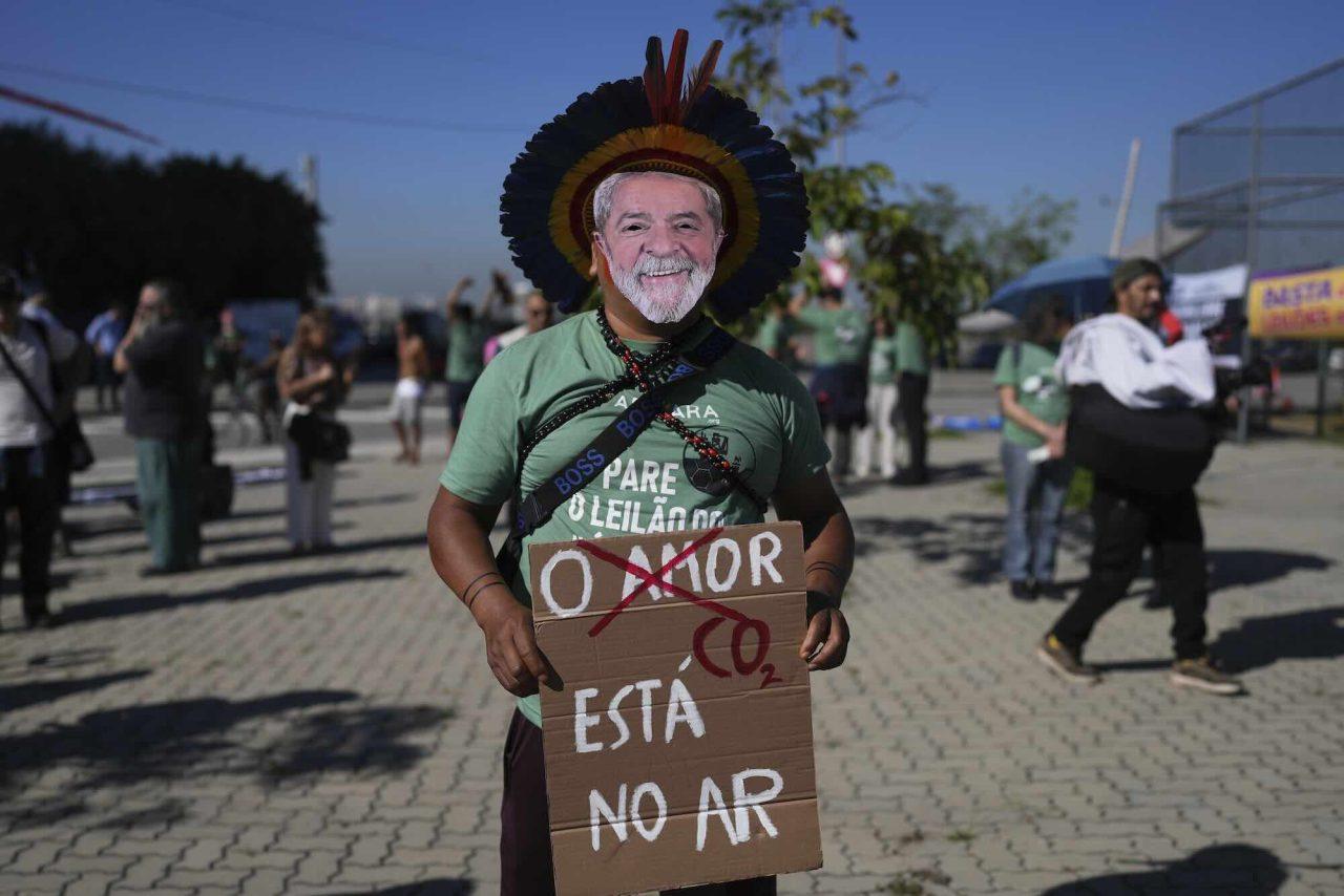 Delar av Amazonas under klubban – stora protester
