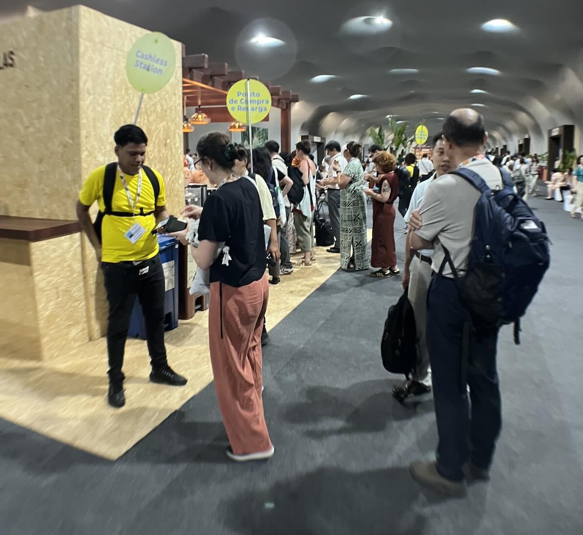 KRÖNIKA: Det är kanske på busshållplatsen allt det viktiga händer på COP