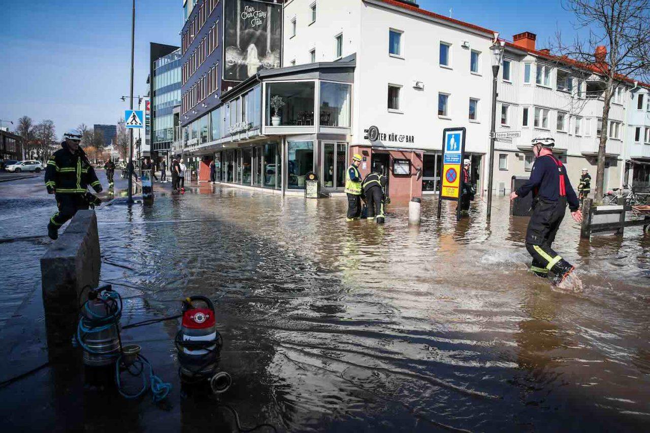 översvämmade gator i stadsmiljö