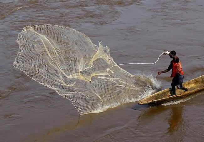 Mer lönsamt att fiska plast än fisk i Kongofloden
