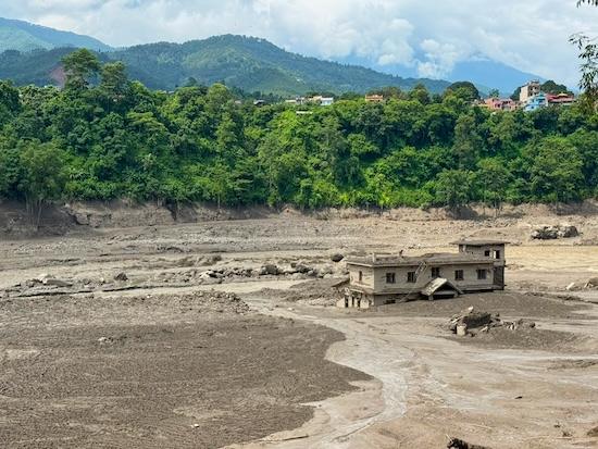 Glaciärkollaps tros ha utlöst enorma lervågen i Nepal